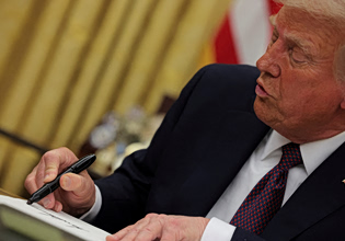 Τραμπ: Ο «νέος πρόεδρος του Ιράν» μόλις ζήτησε εκεχειρία – Ανοίξτε τα Στενά αλλιώς θα σας στείλουμε πίσω στη Λίθινη Εποχή