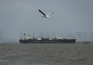 Ιράν-Ομάν συντάσσουν πρωτόκολλο ναυσιπλοΐας στα Στενά του Ορμούζ, με στόχο την επόπτευση και σε καιρό ειρήνης