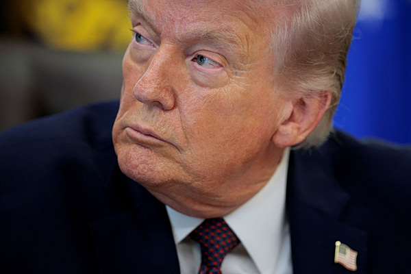 Ομοβροντία συνεντεύξεων από τον Τραμπ με απειλές κατά του Ιράν