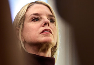 Αρχεία Έπσταϊν: Η Πάμ Μπόντι καλείται να δώσει εξηγήσεις στο Κογκρέσο