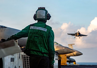 ΗΠΑ: Η κατάρριψη των δύο μαχητικών από το Ιράν δοκιμάζει το αφήγημα της αμερικανικής αεροπορικής κυριαρχίας