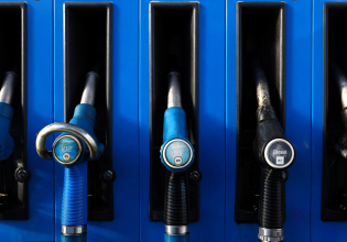 Η Γερμανία μειώνει τον φόρο στα καύσιμα λόγω της εκτόξευσης των τιμών