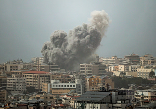 Παρίσι: Μήνυση για εγκλήματα πολέμου στη Βηρυτό από καλλιτέχνη που έχασε τους γονείς του