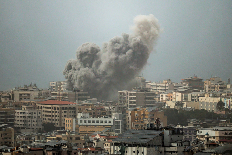 Παρίσι: Μήνυση για εγκλήματα πολέμου στη Βηρυτό από καλλιτέχνη που έχασε τους γονείς του