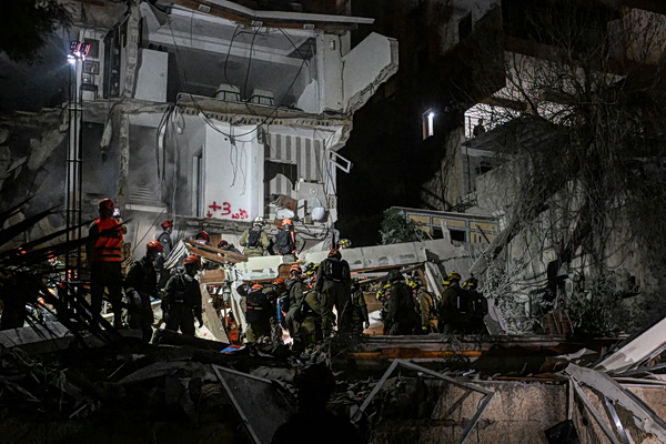 Τουλάχιστον 13 νεκροί από αεροπορικά πλήγματα στην Τεχεράνη – Μπαράζ ιρανικών επιθέσεων στο Ισραήλ, δύο νεκροί