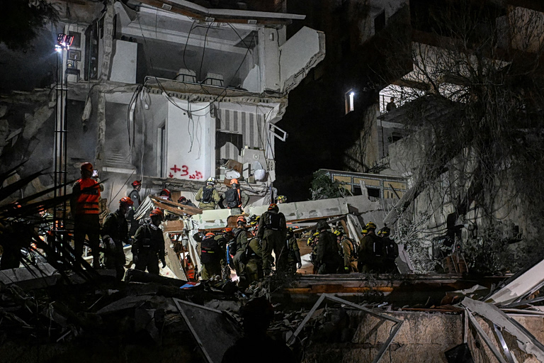 Τουλάχιστον 13 νεκροί από αεροπορικά πλήγματα στην Τεχεράνη – Μπαράζ ιρανικών επιθέσεων στο Ισραήλ, δύο νεκροί