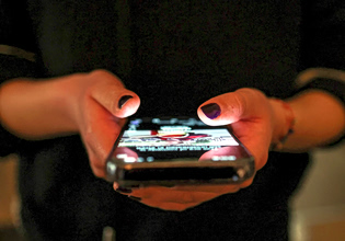 Ποιες πλατφόρμες απαγορεύονται και ποιες επιτρέπονται για τους κάτω των 15 – Οι νέοι κανόνες στα social media