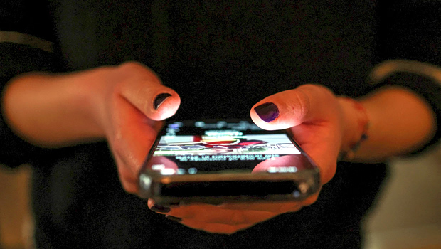 Ποιες πλατφόρμες απαγορεύονται και ποιες επιτρέπονται για τους κάτω των 15 – Οι νέοι κανόνες στα social media