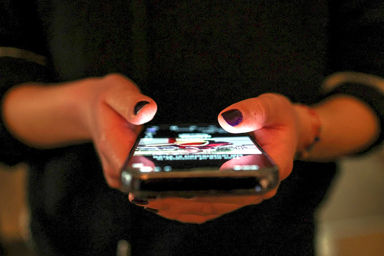 Ποιες πλατφόρμες απαγορεύονται και ποιες επιτρέπονται για τους κάτω των 15 – Οι νέοι κανόνες στα social media