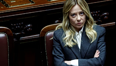 Ακροβατώντας μεταξύ Τραμπ και πολιτικής φθοράς – Η Τζόρτζια Μελόνι με την πλάτη στον τοίχο