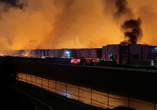 ΗΠΑ: Παρανάλωμα αποθήκη χάρτου – Βίντεο δείχνει κάποιον να βάζει φωτιά λέγοντας «δεν μας πληρώνετε αρκετά»