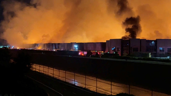 ΗΠΑ: Παρανάλωμα αποθήκη χάρτου – Βίντεο δείχνει κάποιον να βάζει φωτιά λέγοντας «δεν μας πληρώνετε αρκετά»