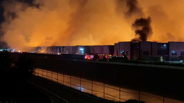 ΗΠΑ: Παρανάλωμα αποθήκη χάρτου – Βίντεο δείχνει κάποιον να βάζει φωτιά λέγοντας «δεν μας πληρώνετε αρκετά»