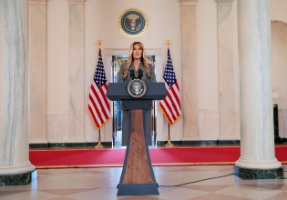 Επιζώσα του Έπσταϊν προς Μελάνια Τραμπ: «Ίσως ήρθε η ώρα να καταθέσετε κι εσύ και ο σύζυγός σου»