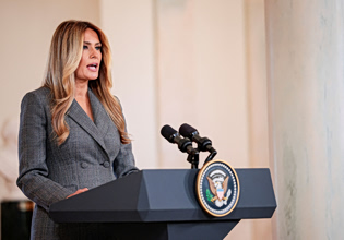 Μελάνια Τραμπ: «Δεν είμαι θύμα του Έπσταϊν, ούτε ήμασταν φίλοι»