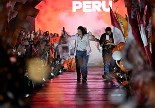 Εκλογές στο Περού: Φαβορί η δεξιά Φουχιμόρι – Εξαγγέλλει μαζικές απελάσεις και σύσφιγξη των σχέσεων με τις ΗΠΑ