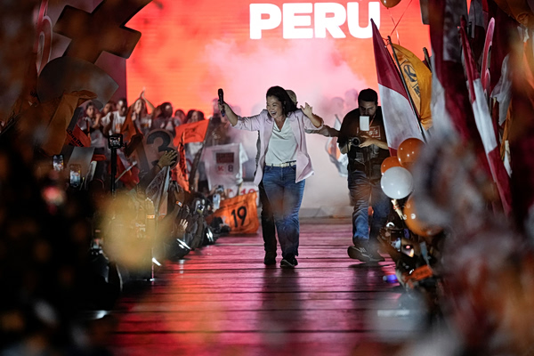 Εκλογές στο Περού: Φαβορί η δεξιά Φουχιμόρι – Εξαγγέλλει μαζικές απελάσεις και σύσφιγξη των σχέσεων με τις ΗΠΑ