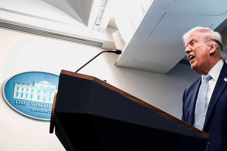 Νέες απειλές Τραμπ: Ο μόνος λόγος για τον οποίο εξακολουθούν να υπάρχουν οι Ιρανοί σήμερα είναι για να διαπραγματευτούν