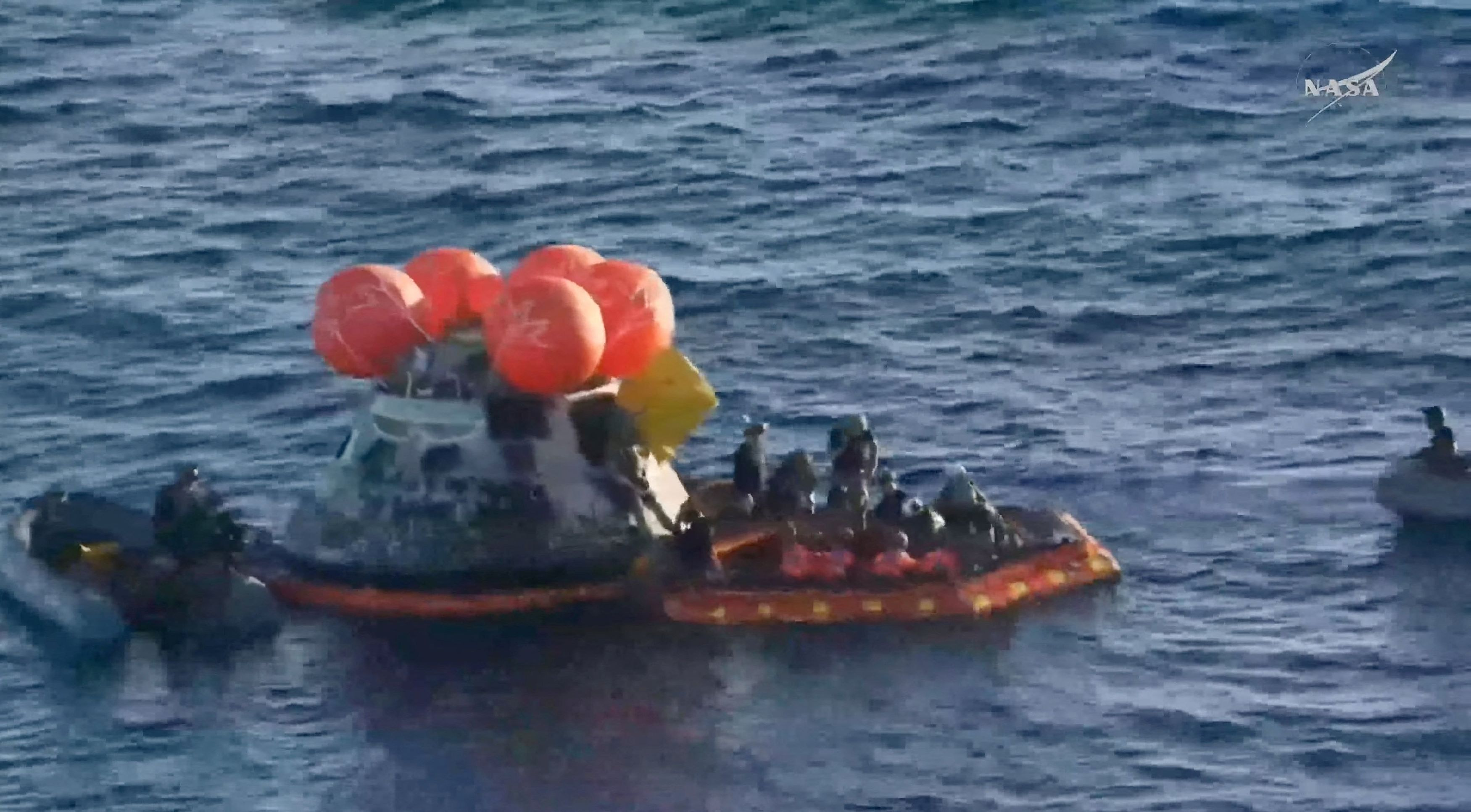 εικόνα που δείχνει στιγμιότυπο από την προσθαλάσσωση της κάψουλας Orion