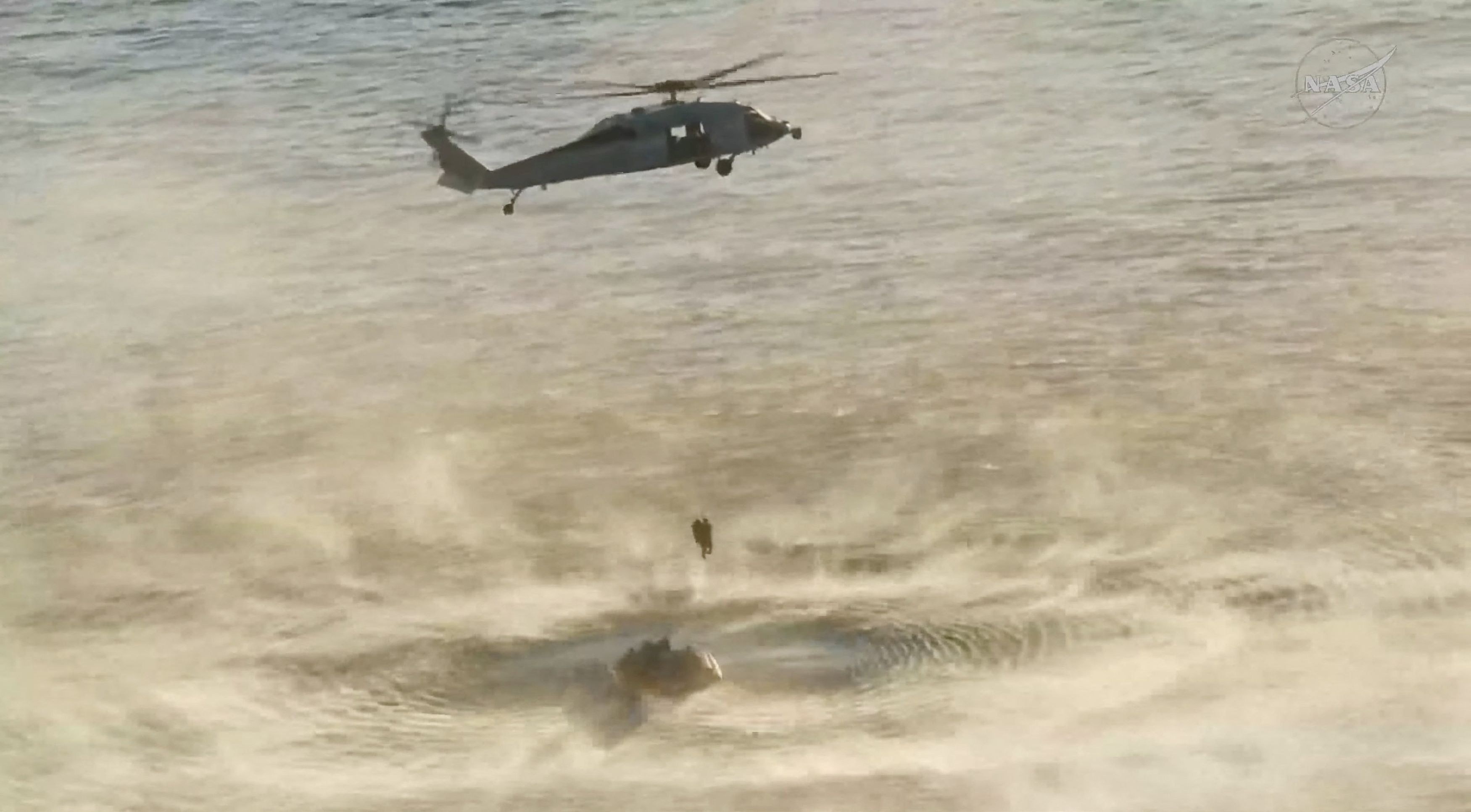 εικόνα που δείχνει ελικόπτερο να μεταφέρει το πλήρωμα της αποστολής Artemis ΙΙ