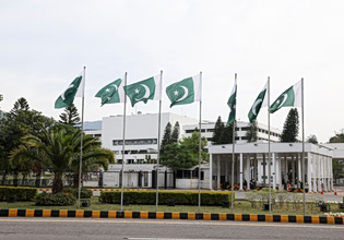 Συνομιλίες ΗΠΑ και Ιράν σε κλίμα αμοιβαίας δυσπιστίας – Αναφορές ότι έφτασε στο Πακιστάν η αμερικανική αντιπροσωπεία