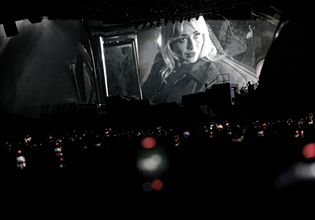 Σαμπρίνα Κάρπεντερ: Ζήτησε συγγνώμη για τη Zαγρούτα που μπέρδεψε με Γιόντελινγκ στο Coachella