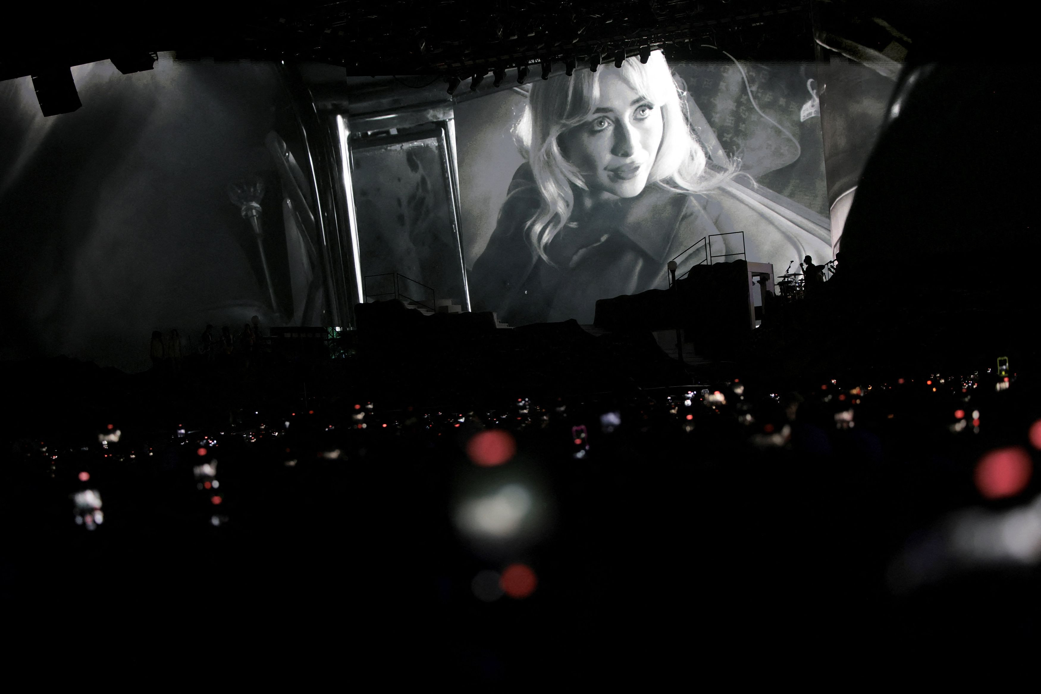 Σαμπρίνα Κάρπεντερ: Ζήτησε συγγνώμη για τη Zαγρούτα που μπέρδεψε με Γιόντελινγκ στο Coachella