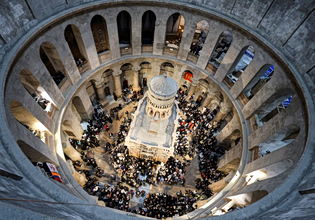 Η τελετή Αφής του Αγίου Φωτός από την Ιερουσαλήμ σε ζωντανή μετάδοση