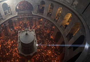 Με λαμπρότητα η τελετή αφής Αγίου Φωτός από τα Ιεροσόλυμα – Το απόγευμα η άφιξή του στην Αθήνα