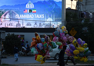 Πακιστάν: «Βαριέμαι μέχρι θανάτου» – Οι δημοσιογράφοι περιμένουν άπρακτοι μια είδηση για τις συνομιλίες Ιράν και ΗΠΑ