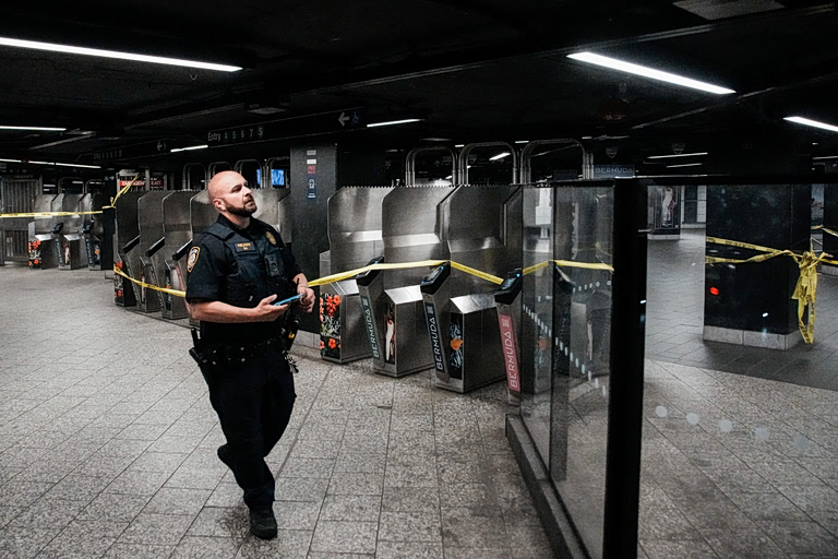 Νέα Υόρκη: Επίθεση με μαχαίρι στο μετρό – Τρεις τραυματίες, νεκρός ο δράστης