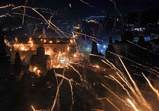 Ρουκετοπόλεμος στη Χίο: Η πιο «εκρηκτική» Ανάσταση στην Ελλάδα