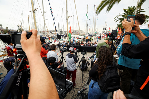 Σαράντα πλοία με φιλοπαλαιστίνιους ακτιβιστές απέπλευσαν από τη Βαρκελώνη για τη Γάζα