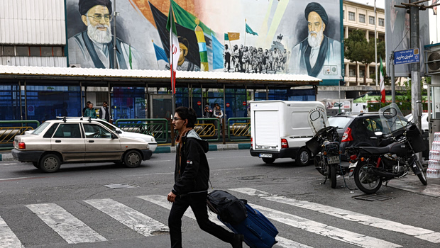 Οι Ιρανοί και ο πόλεμος – Εγκλωβισμένοι ανάμεσα σε ένα σκληρό καθεστώς και τις βόμβες ΗΠΑ και Ισραήλ