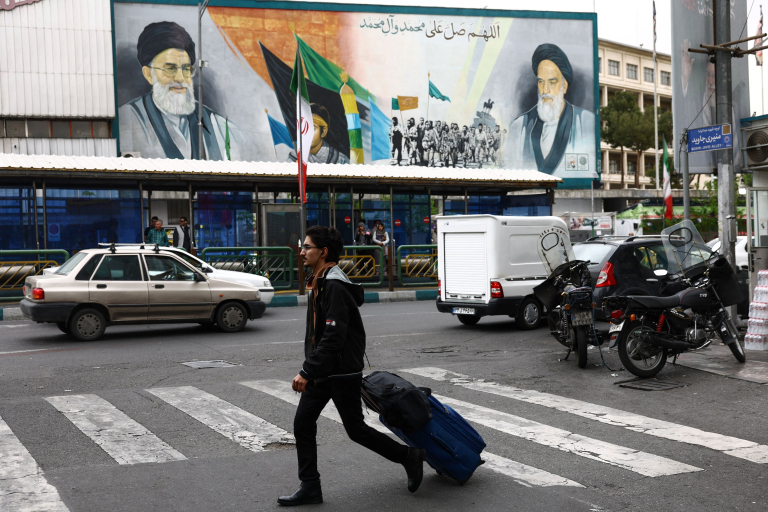 Οι Ιρανοί και ο πόλεμος – Εγκλωβισμένοι ανάμεσα σε ένα σκληρό καθεστώς και τις βόμβες ΗΠΑ και Ισραήλ