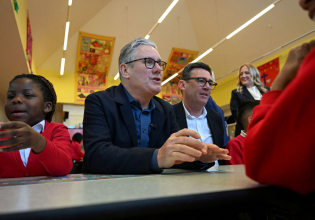 Στάρμερ: Δηλώσεις κατά των πλατφορμών social media – Εξετάζει μέτρα για το «εθιστικό σκρολάρισμα» των νέων