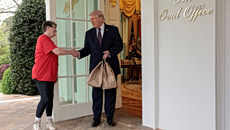 Ντόναλντ Τραμπ: Παρήγγειλε fast food στον Λευκό Οίκο και άφησε 100 δολάρια φιλοδώρημα