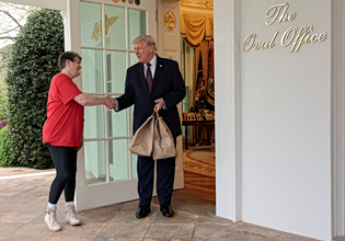 Ντόναλντ Τραμπ: Παρήγγειλε fast food στον Λευκό Οίκο και άφησε 100 δολάρια φιλοδώρημα