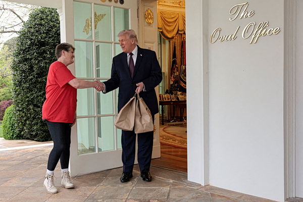 Ντόναλντ Τραμπ: Παρήγγειλε fast food στον Λευκό Οίκο και άφησε 100 δολάρια φιλοδώρημα