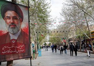 «Επανεμφάνιση» Μοτζτάμπα Χαμενεΐ: Θα υποχρεώσουμε τους εχθρούς μας να πέσουν στα γόνατα