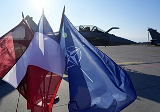 WSJ: Η Ευρώπη επιταχύνει το εφεδρικό σχέδιο για «ευρωπαϊκό ΝΑΤΟ» σε περίπτωση αποχώρησης των ΗΠΑ