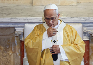 «Ούτε οι Χίτλερ και Μουσολίνι δεν επιτέθηκαν στον Πάπα τόσο ανοιχτά όσο ο Τραμπ»