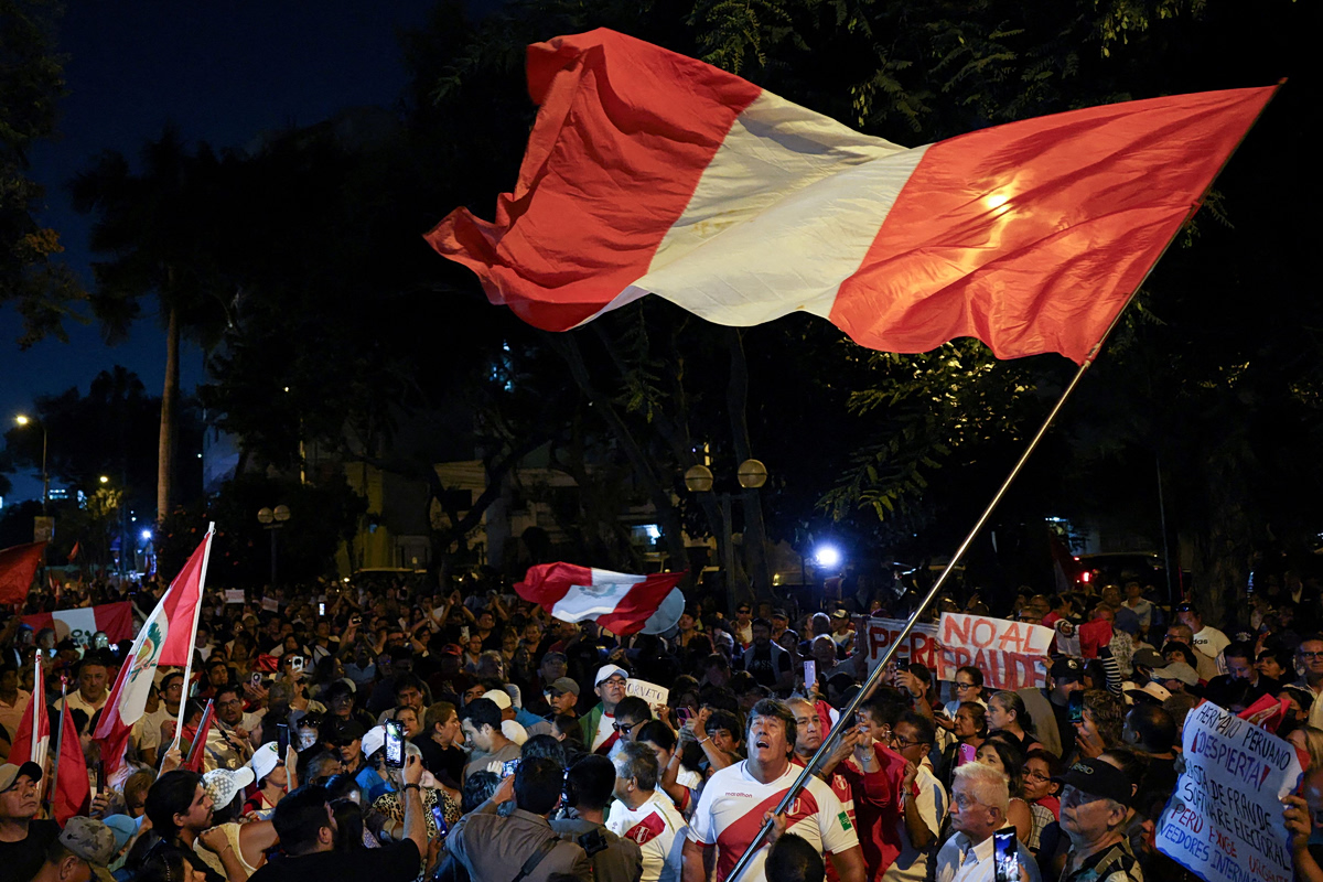 Εκλογές στο Περού: Καταγγελίες για νοθεία ανεβάζουν την ένταση