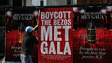 Σε «μποϊκοτάζ στο Met Gala του Τζεφ Μπέζος» καλούν αφίσες στη Νέα Υόρκη