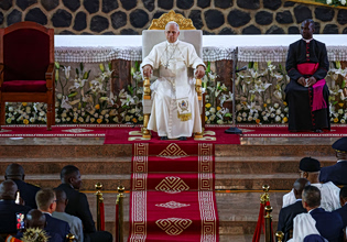 Καμερούν: Ο Πάπας Λέων καταγγέλλει έναν κόσμο που «ρημάζεται από τυράννους»