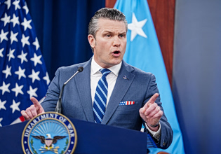 Εκκαθαρίσεις, θρησκεία, πόλεμος: Το Πεντάγωνο στη δίνη ενός αχαλίνωτου Χέγκσεθ, που κάνει «πολιτιστικό πόλεμο»