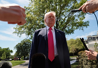 Δοκιμάζοντας τις αντοχές της χριστιανικής Δεξιάς – Η αλλοπρόσαλλη συμπεριφορά του Τραμπ δημιουργεί προβλήματα