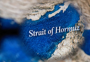 Επίθεση σε δύο πλοία με ινδική σημαία στα Στενά του Ορμούζ – Επιβεβαιώνει η Ινδία, έντονη ανησυχία στο Νέο Δελχί