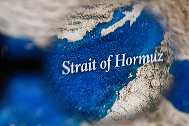 Επίθεση σε δύο πλοία με ινδική σημαία στα Στενά του Ορμούζ - Επιβεβαιώνει η Ινδία, έντονη ανησυχία στο Νέο Δελχί