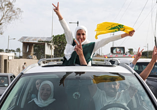 Το Ισραήλ στόχευσε ομάδα ασθενοφόρων στον Λίβανο, παρά την εκεχειρία – Χιλιάδες εκτοπισμένοι επιστρέφουν